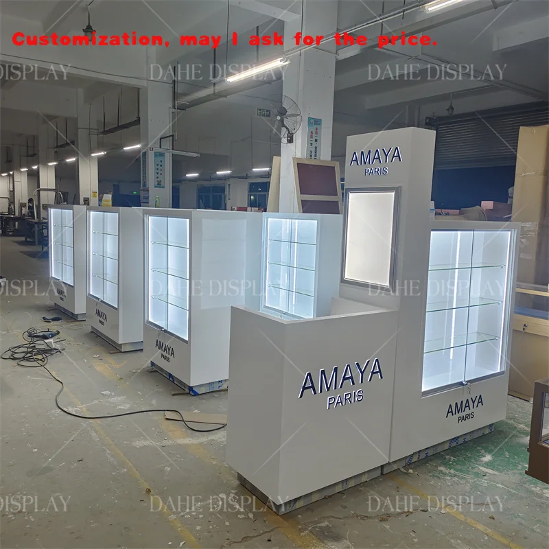 

На заказ. Витрина для ювелирного магазина на заказ со светлыми деревянными стеклянными шкафами для демонстрации ювелирных изделий. Розничный магазин ювелирных изделий.