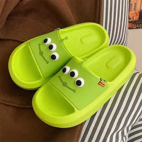 Disney Toy Story Alien Tofflor Söta Tecknade Sommar Mjuka Sultofflor Dam Man Bad Flip Flops EVA Halkfria Fritidsskor Sandaler 10 best sales Ali-leksaker - №7