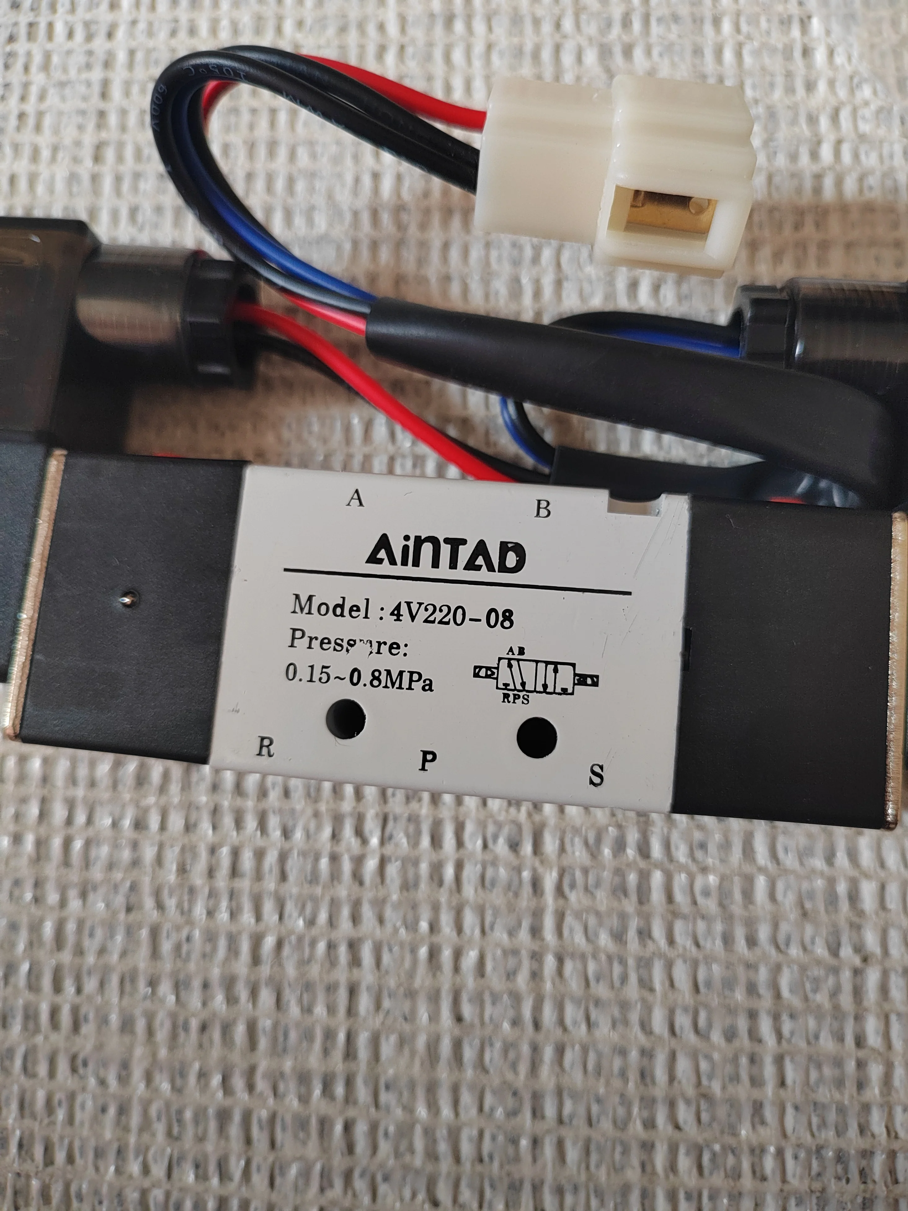 صمام الملف اللولبي لمضخة باب الحافلة المتأرجحة 24 فولت 4V220-08 مع موصل سلكي سريع، مناسب للحافلات والمدربين