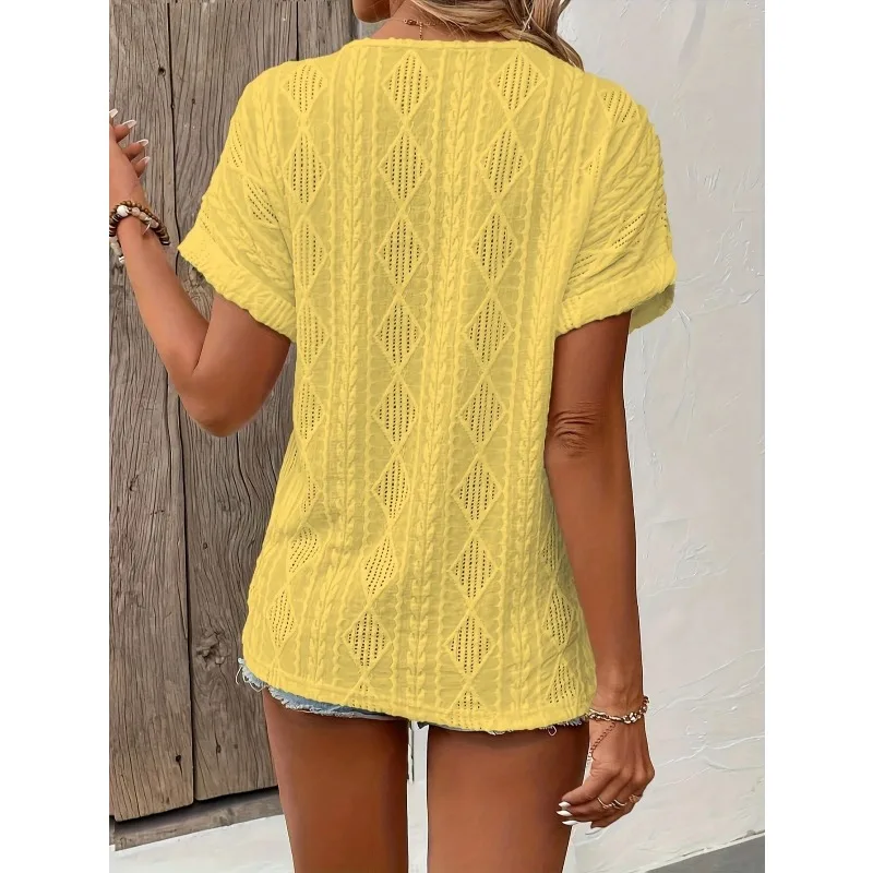 ​ ​   เสื้อยืดฤดูร้อนผู้หญิงขนาดบวกสีทึบคอวีแขนสั้นแฟชั่นลำลองสบายเสื้อยืดพอดีมาตรฐานปกติ ﻿