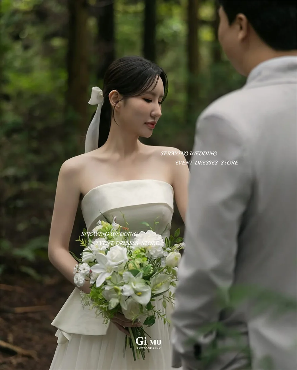 스프레이 우아한 아이보리 Tulle 새틴 한국 코르셋 웨딩 드레스 사진 촬영 Strapless Floor Length Tiered Bridal 가운 맞춤형