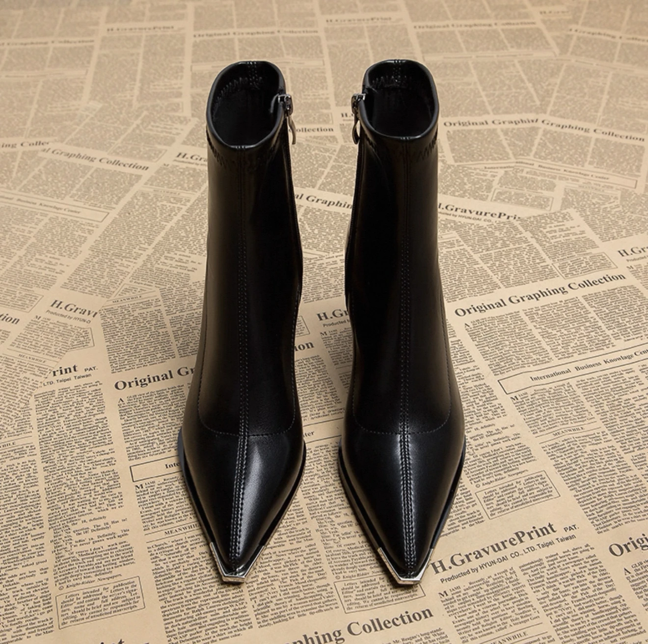 Neue Herbst- und Winter-Damen-Stiefeletten mit spitzer Zehenpartie und klobigem Absatz, vielseitig und modisch, lässige High Heels 2025 – Detail 2