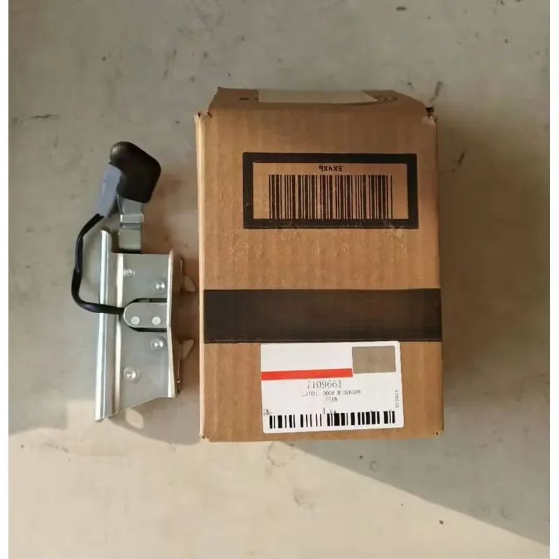 Sliding loader door lock 7109661
