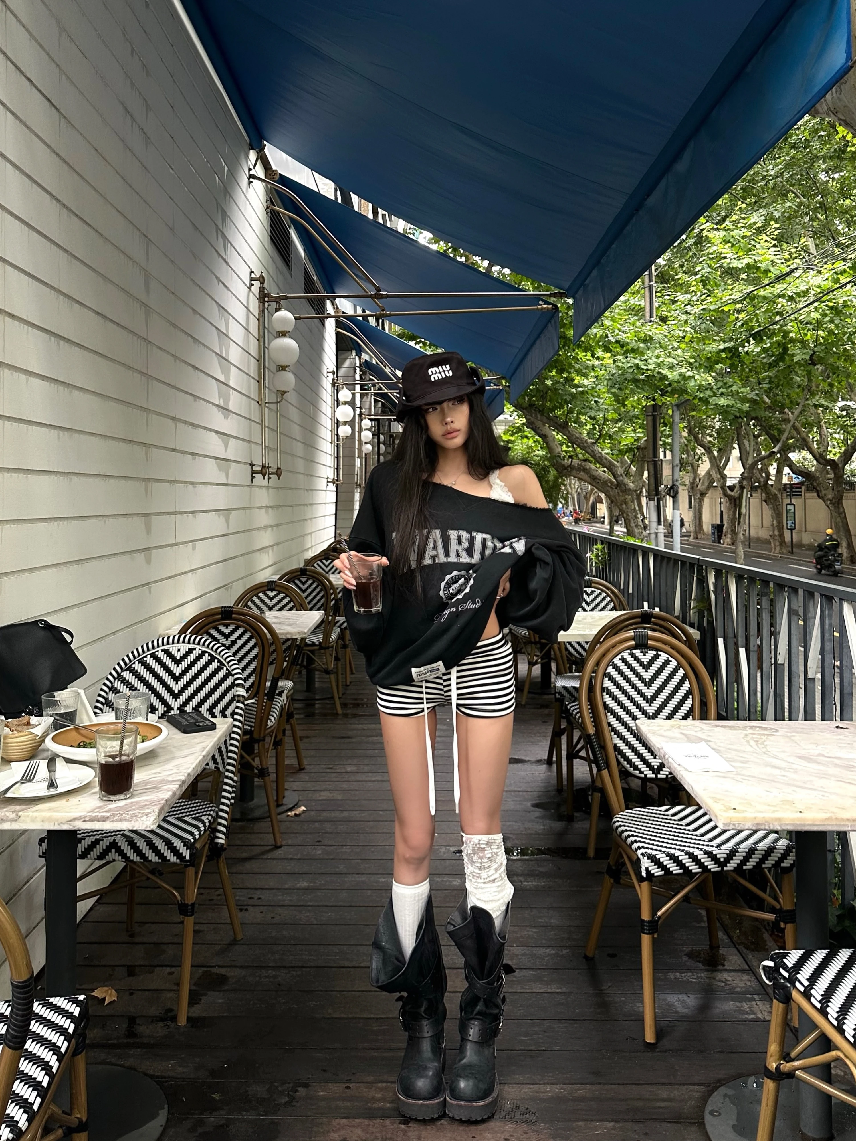 Warden  Casual Long Sleeve Sweatshirt Loose Fit Black Shoulder Baring Autumn Top Women's Fashion Street Style Printed Cotton