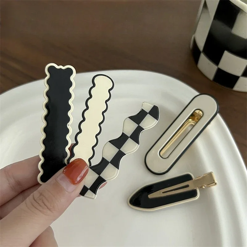 دبوس شعر لا يترك علامات على شكل رقعة الشطرنج باللونين الأبيض والأسود، غرة مكسورة، مشبك منقار البط الجانبي