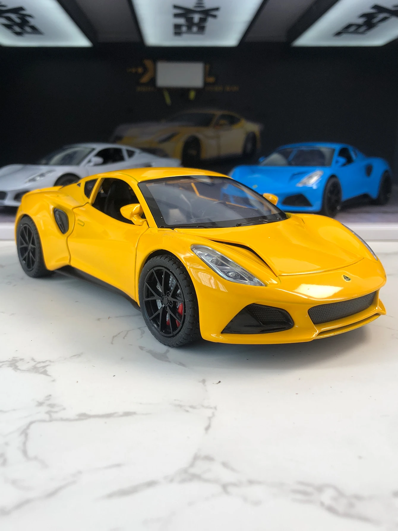 

Модель автомобиля Lotus Emira в масштабе 1:24, декоративная деталь из цинкового сплава, коллекционная подарочная машинка.