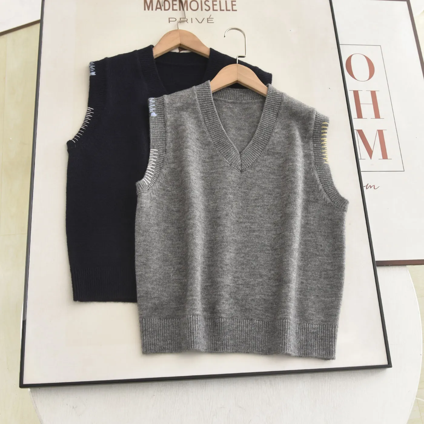 

Spring 2026 V-Ne Knitted Vest Women's Faionable College Sle Versatile Age-Defng Top Casual Loose Fit Knitwear
