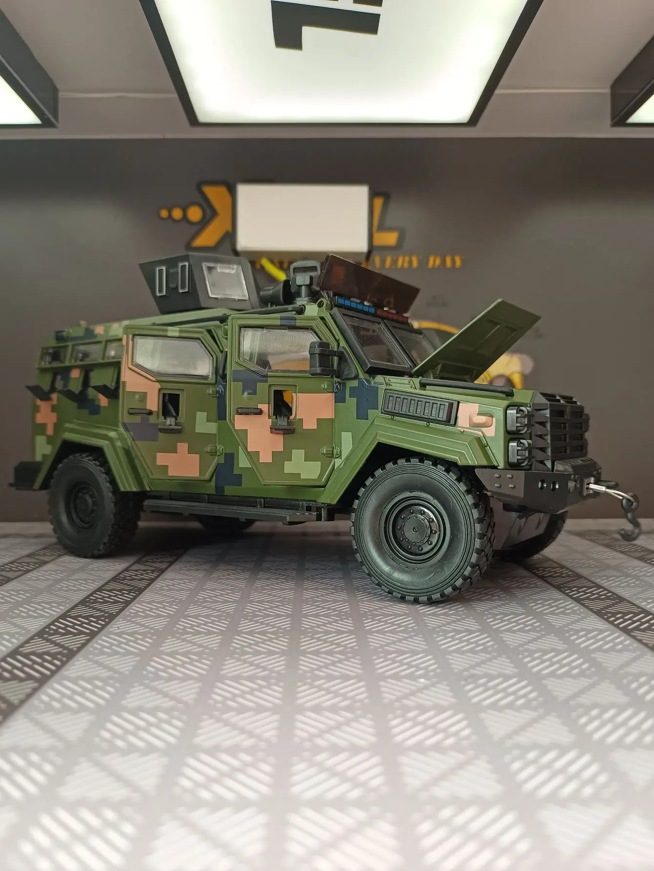 1:24 Swordtooth Tiger Explosion proof Car Camouflage Edition Alloy Off road Vehicle Model doors on both sides that can be opened
