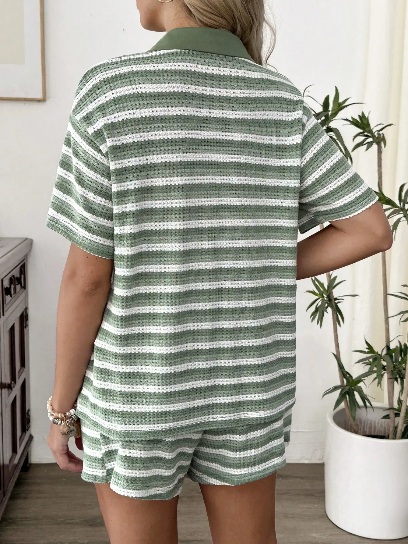 

2pcs Set Green White Striped Polo Shirt And Elastic Waist Shorts