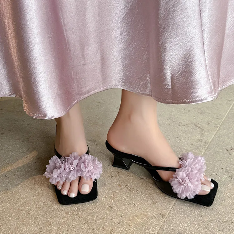 

2025 New Design Slippers Holiday Stylish Flowers Decor Beach Flip Flops Black Narrow Band Med Heels Lady Casual Slides Femmes