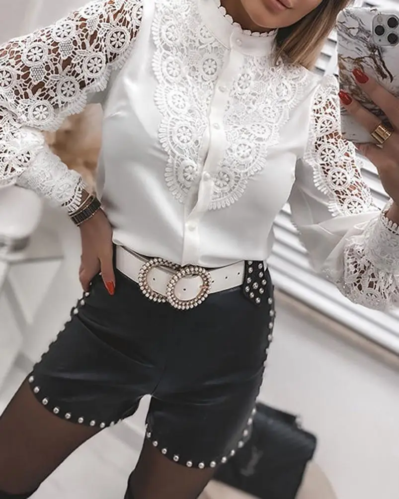 

Женская блузка с длинными рукавами, кружевной отделкой и вставками, приталенного кроя, с рукавами-фонариками, стандартной длины, однотонная, на пуговицах.