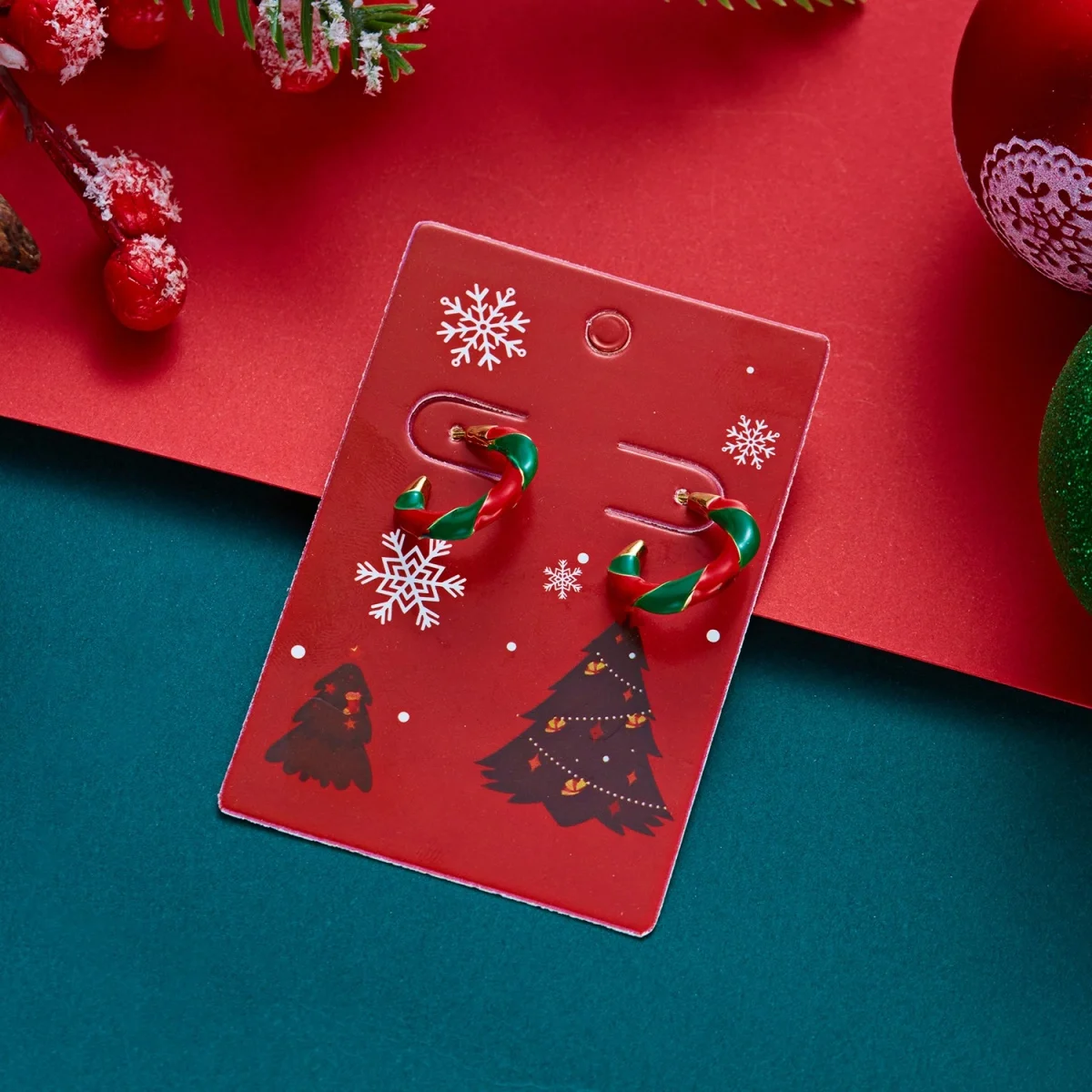 Weihnachtliche, rot-grüne, emaillierte, gedrehte C-förmige Ohrstecker für Damen, unregelmäßige Kreisohrringe, Schmuckgeschenk für Feiertage und Neujahrspartys – Detail 17