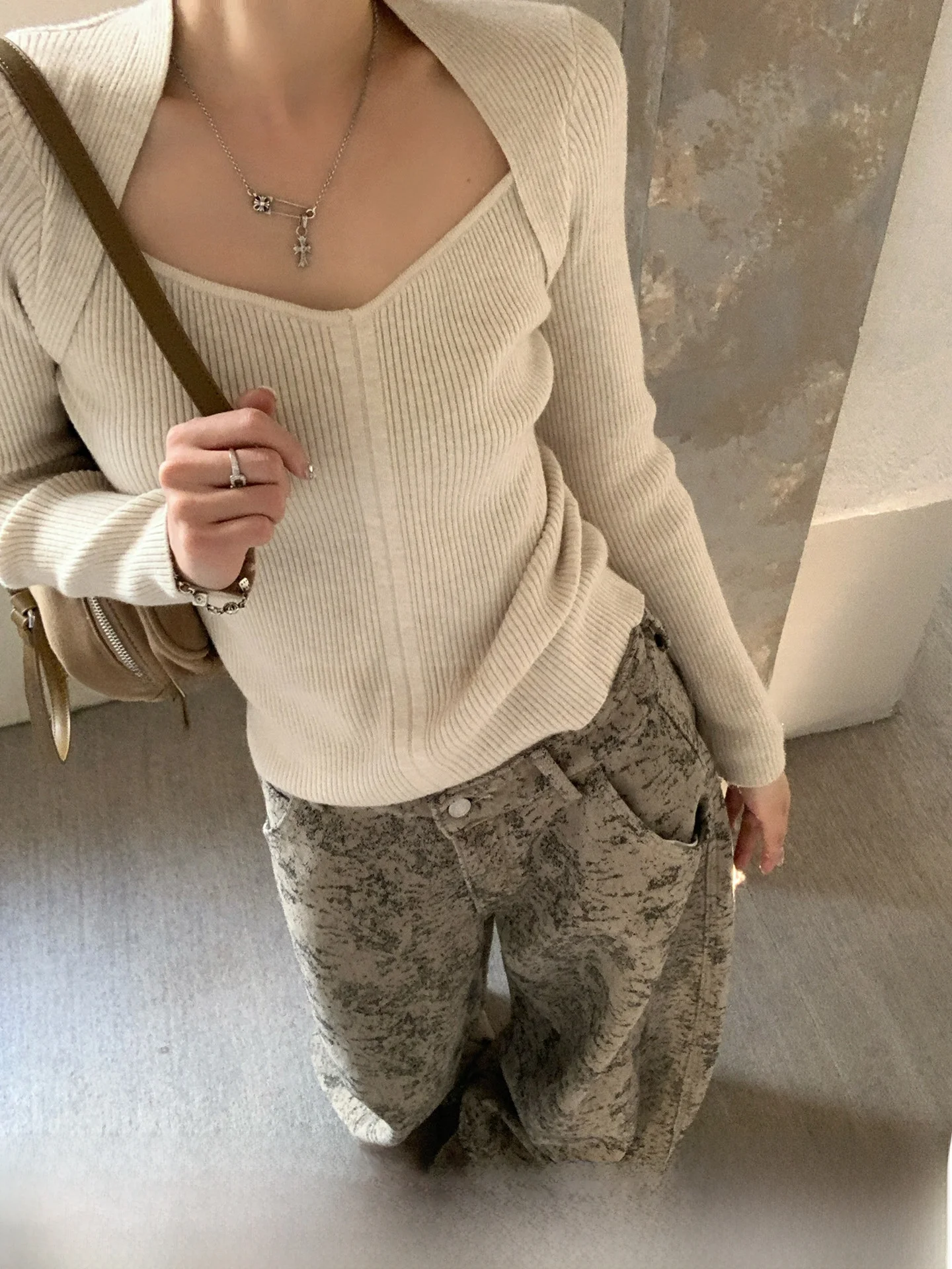 

Gv Big White Brother Elegant V-neck Shoulder Decoy Three-dimensional Women's Knitted Sweater Design Autumn Winter New Style
