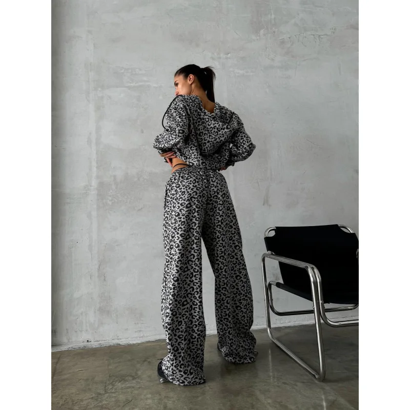 

Women’s Sporty Euro-US Athleisure Zip Sweatshirt Set | Leopard Print Jacket Straight Loose Pants 2-Piece Activewear