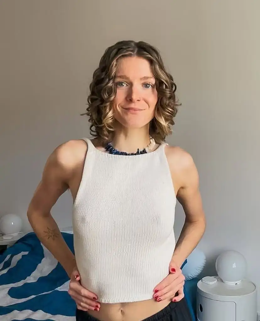 Tank top with camisole for summer slimming and versatile outerwear. Short sleeveless design for women, niche and minimalist