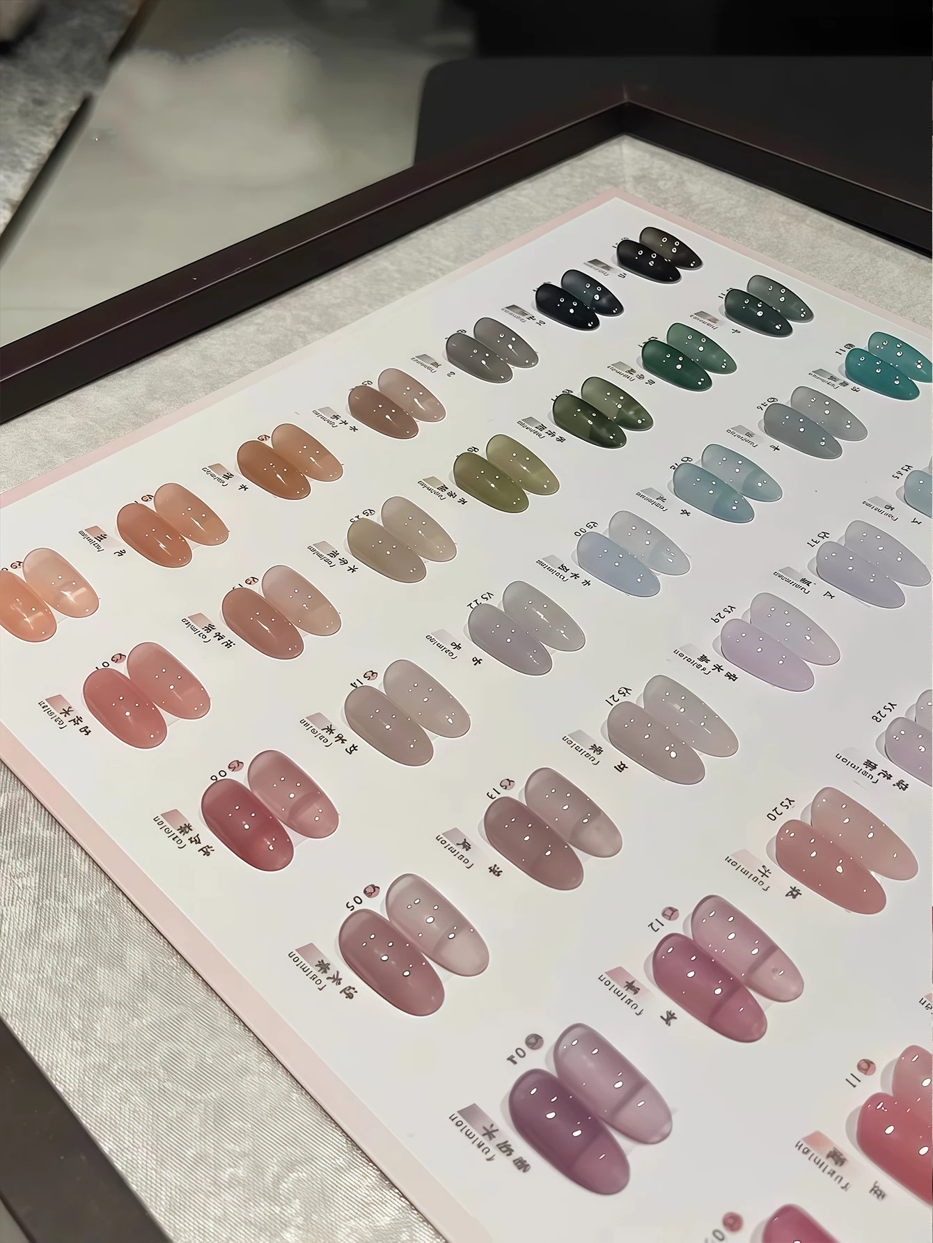 Ensemble de vernis à ongles gel 56 couleurs avec finition transparente, nuancier, gel UV pour ongles, charme artistique pour nail art.