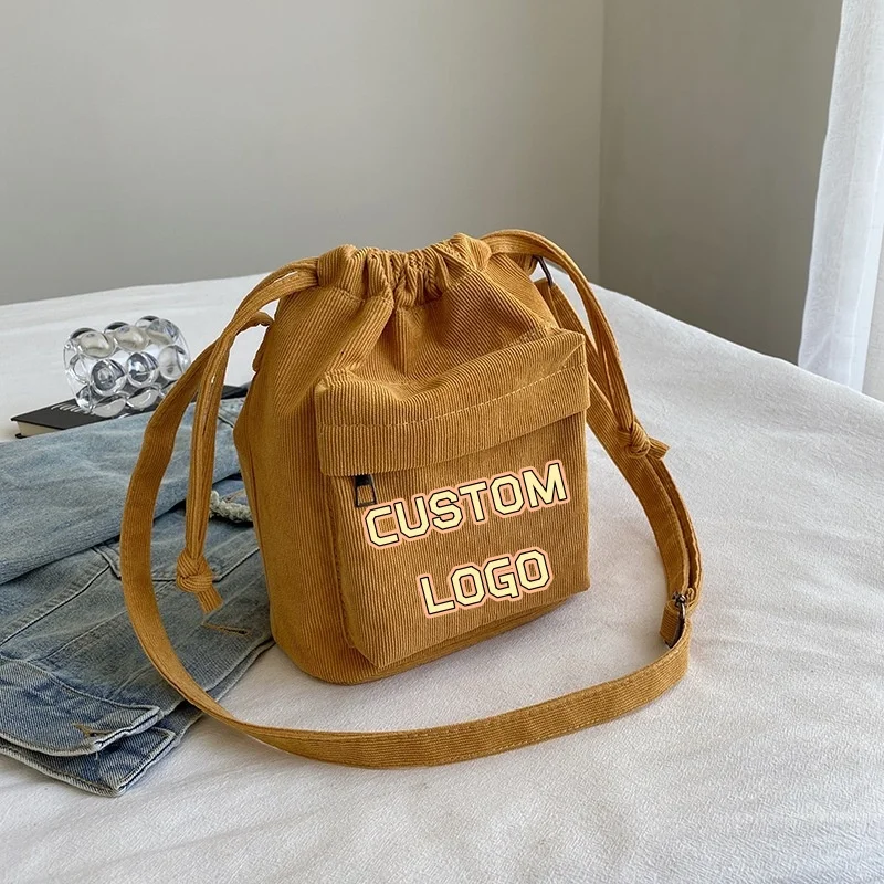 bolsa-transversal-mini-de-corduroy-com-logo-personalizado-para-mulheres-alca-ajustavel-com-no-bolsa-casual-pequena