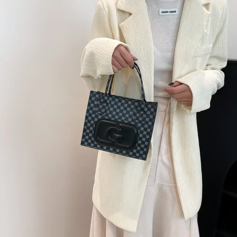 

2025 Women's Luxe Chain Shoulder Bag Personalized Niche Printed Design Stylish Unique