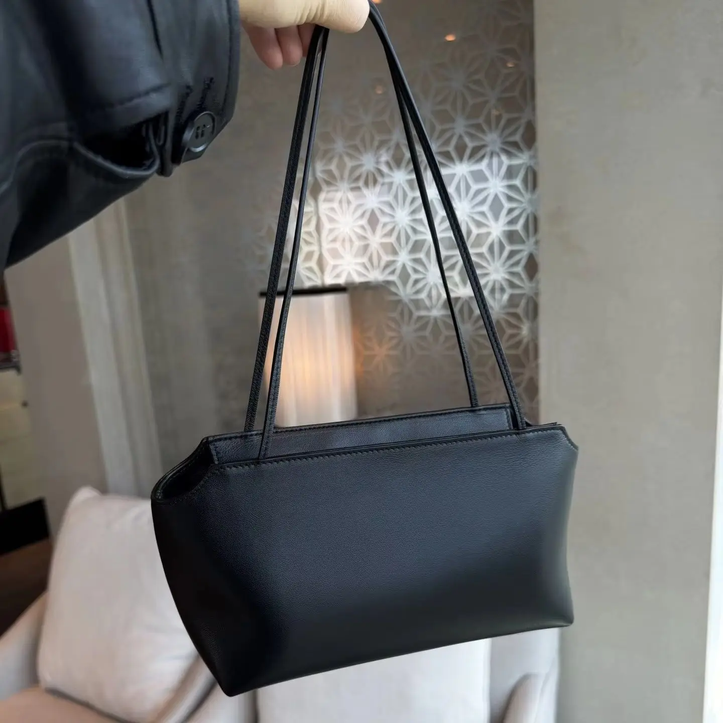 Minimalist, Durable, and Versatile Travel Bag: Large-Capacity Crossbody Laptop Bag for Commuting (Unisex)