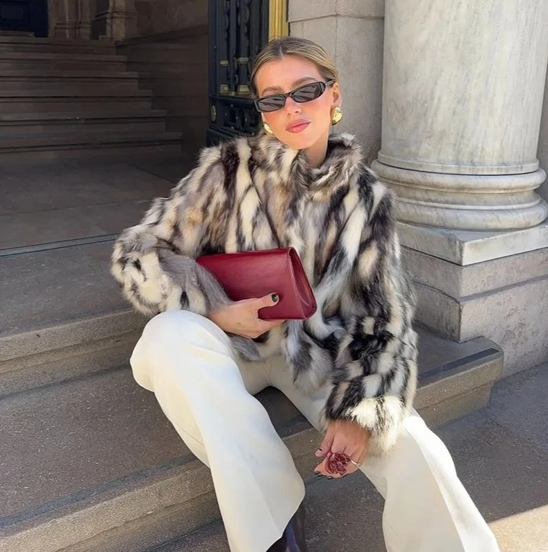 معطف فرو الثعلب بياقة واقفة لخريف وشتاء 2025 سترة من فرو الثعلب مخططة ومطبوعة من الفرو الصناعي للنساء والفتيات