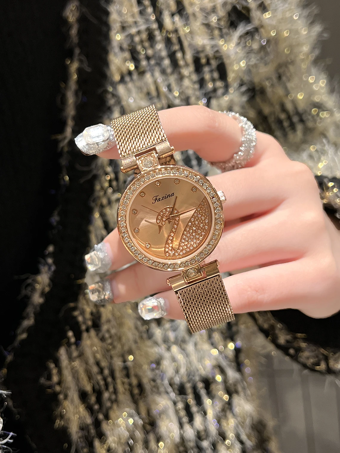 Relógio feminino com diamantes coloridos, um presente perfeito para namorada