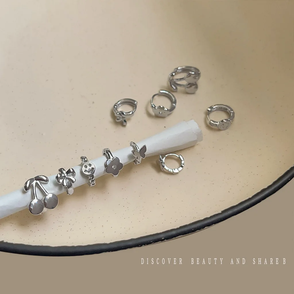 

Аксессуары для самостоятельного изготовления: нишевые дизайнерские серьги с полым цветочным узором, персонализированные трендовые серьги-гвоздики в стиле холодного ветра, корейские высококачественные универсальные серьги.