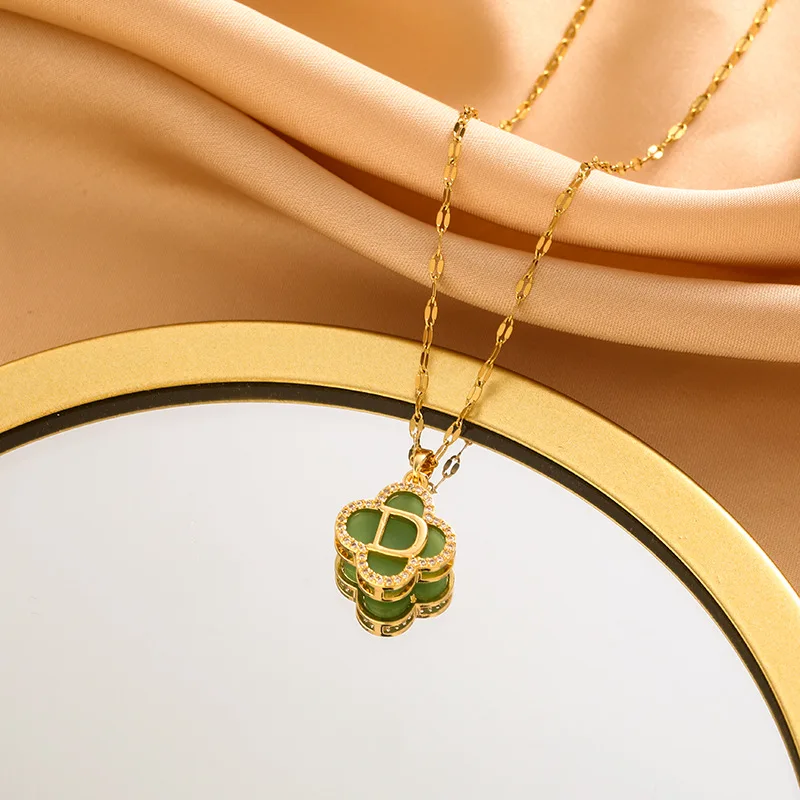 Новое четырехлистное колье изумрудного цвета с нишевым дизайном и цепочкой на ключицу, инкрустированной бриллиантами.