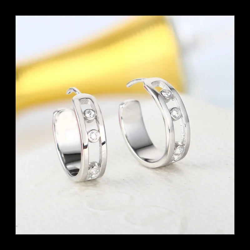 Niche Design, Sliding Three Zircon Smart Design, Fashionable, Light Luxury, Elegant and High-end Earrings