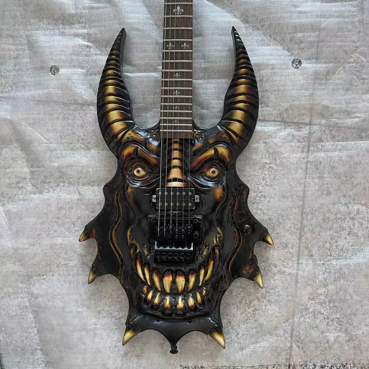 Guitar Carving Bull Head Electric Guitar, Relic Guitar Body, Maple Neck, Rosewood Fingerboard, Black Hardware, Factory Realistic