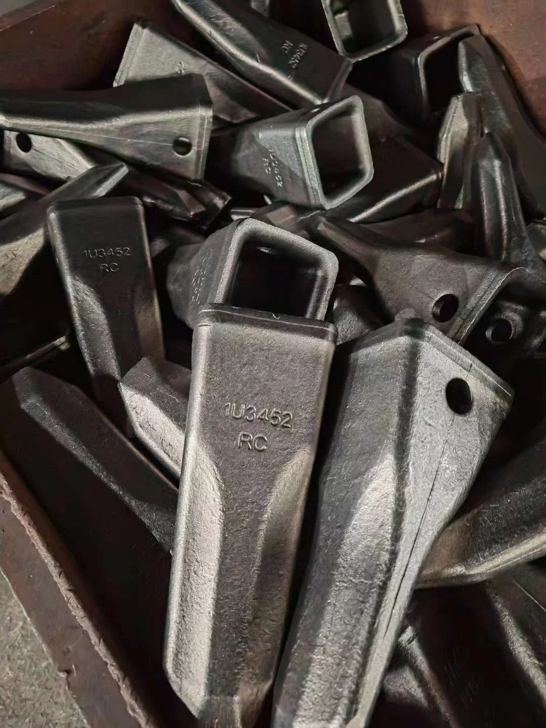 دلو حفارة الأسنان القياسية دلو الأسنان القط 330 Pc200 Sanyi Liugon