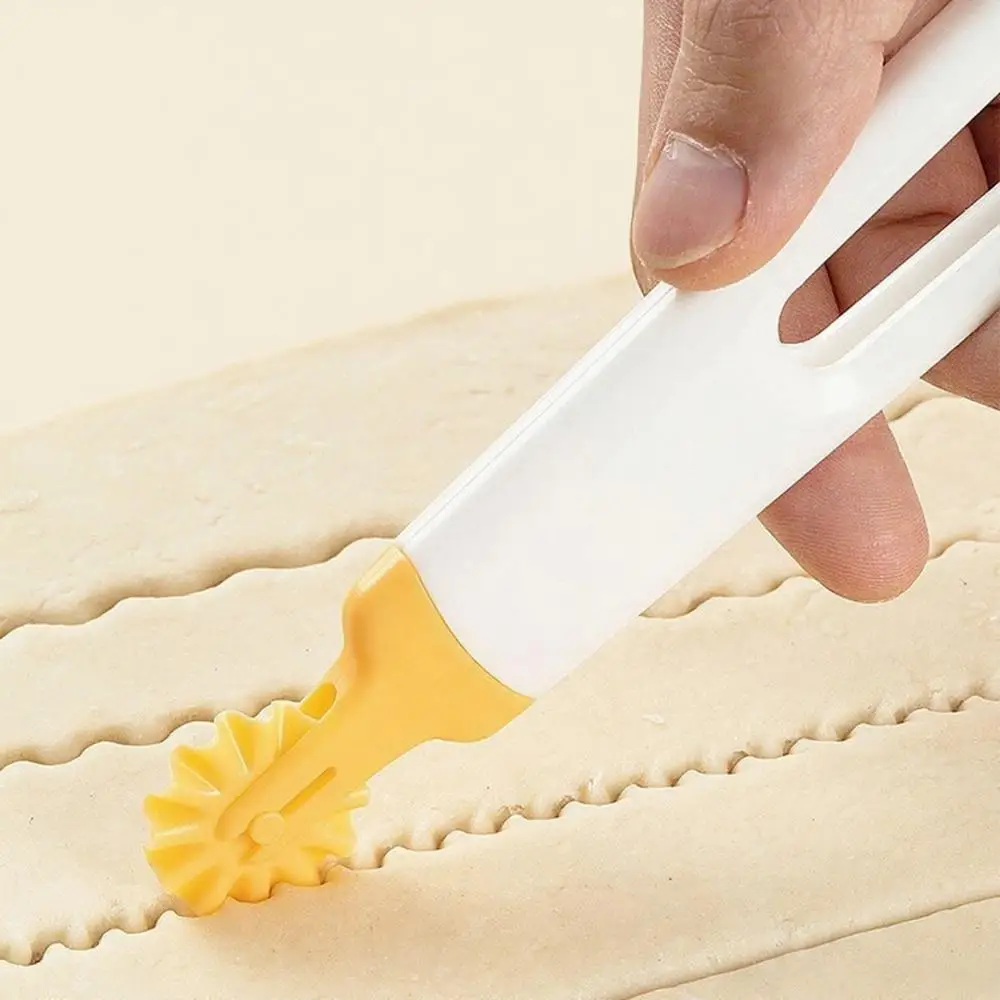 1Pc Handheld Biscuit Roller Cutter Cookie Round Rolling Cutting Blade Dough Circle Wheel for Pizza Pastry Pie Crust Kitchen Tool