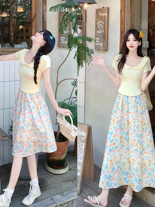 

Летний комплект из двух предметов с цветочным принтом для женщин: топ с коротким рукавом и воротником-куклой и юбка средней длины, повседневный стиль, большие размеры.