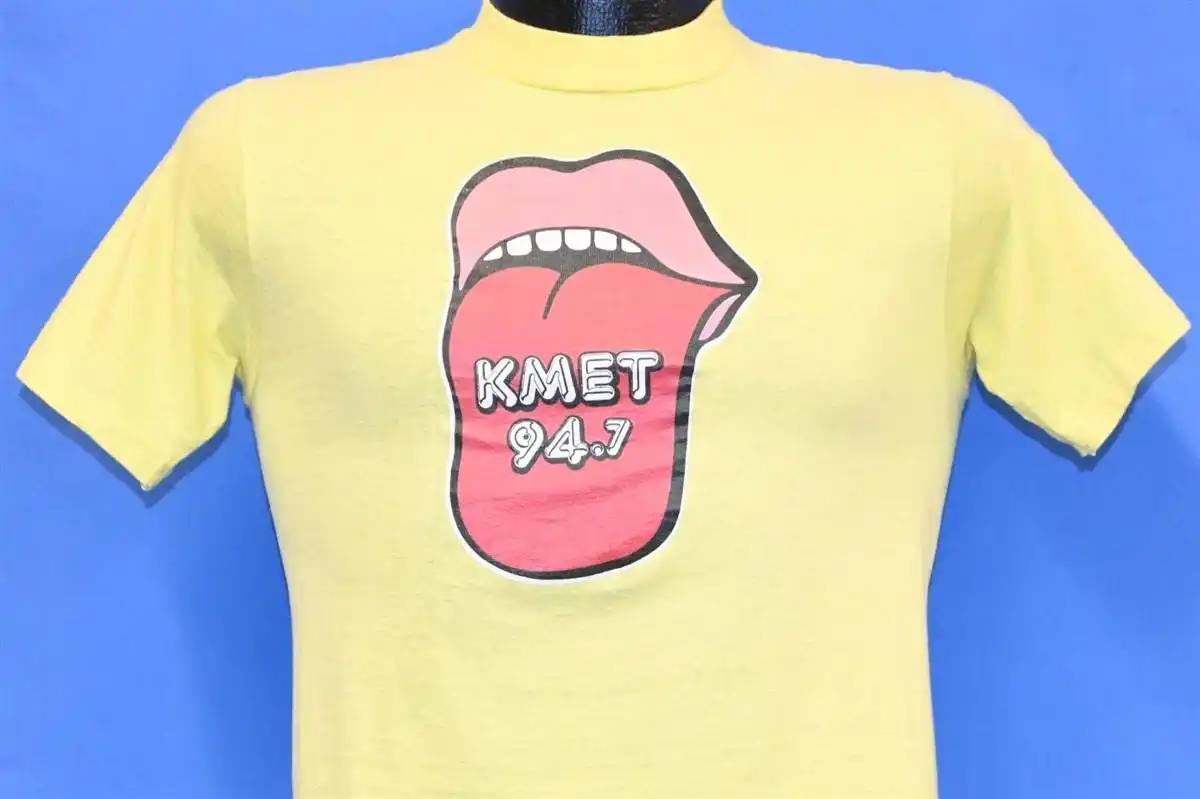 

KMET Radio 94, 7 FM, Лос-Анджелес, Mighty Met, язык, логотип, железная футболка, маленькая