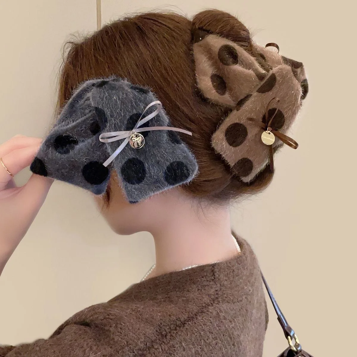 

Fashion Advanced French Style Shark Clip for Women Daily Wear Large Bow Plush Design Lightweight Portable