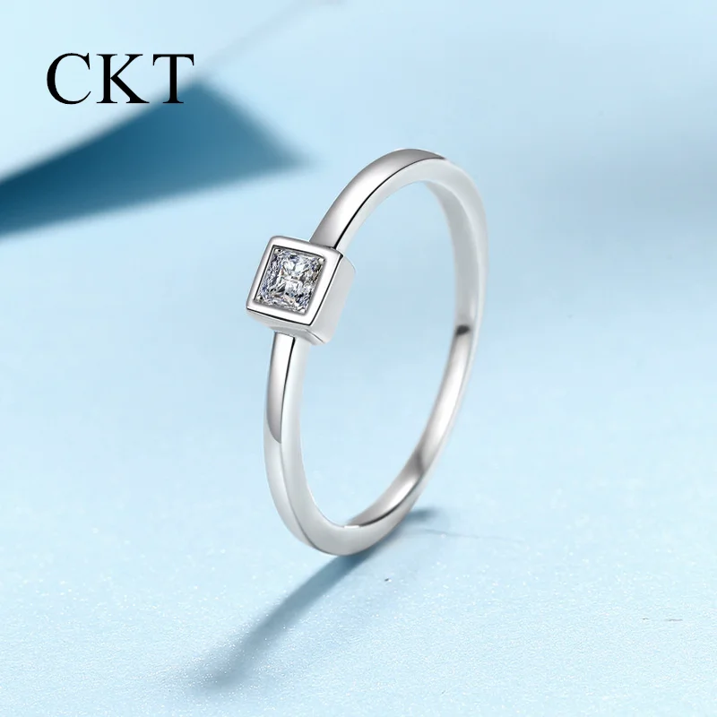 Platinum Pt950 Fine Jewelry 0.3ct Square Diamond Moissanite Ring Fashion Commuter Light Luxury Style Gift for Girlfriend or BFF