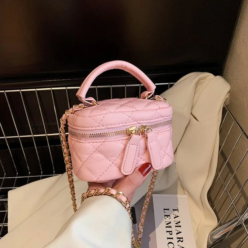 

Уникальная дизайнерская сумка-кроссбоди с логотипом в виде буквы, в парижском стиле, также служит модной и вместительной сумкой для подгузников.