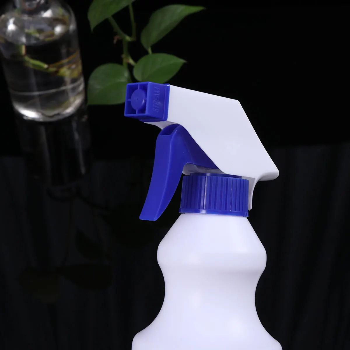 

4pcs Plastic Spray Bottles 500ml Leak Proof Mist Empty Pump Chemical Resistant Thick Gardening Cleaning Adjustable Nozzle