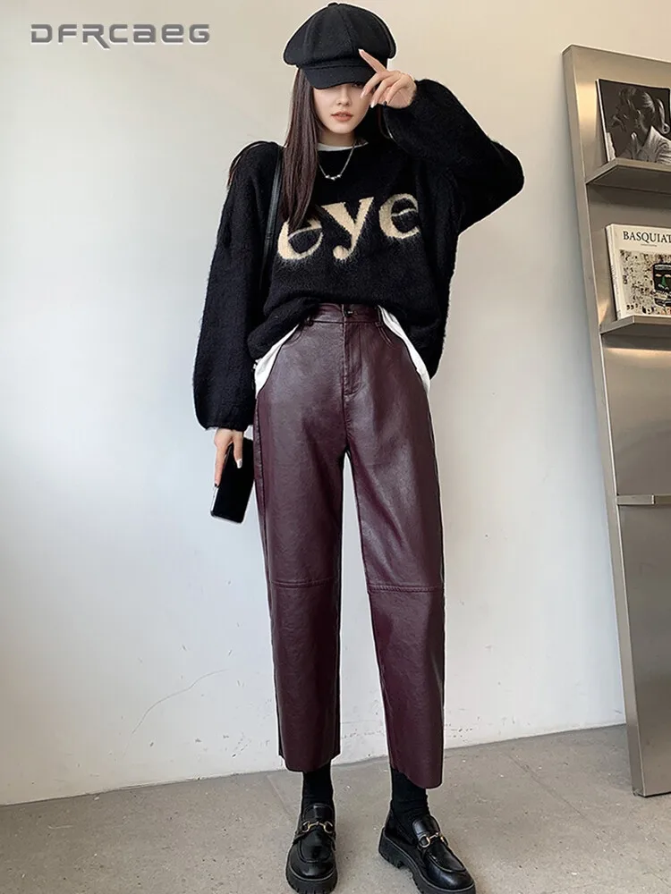 กางเกงหนังเทียมสีแดงไวน์ทรงดินสอเอวสูงสำหรับผู้หญิง สไตล์ลำลอง ความยาวระดับข้อเท้า เหมาะสำหรับฤดูใบไม้ร่วงและฤดูหนาว