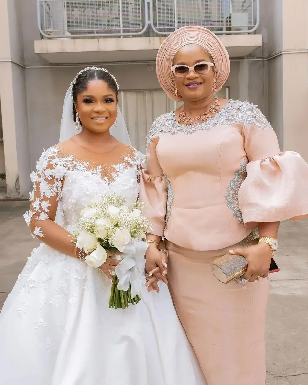 Suknie ślubne w kształcie litery A na zamówienie, cieliste, z długimi rękawami, zdobione koralikami, dekolt typu jewel, satyna, tren kapliczny, sukienka ślubna do ogrodu, rozmiar plus size