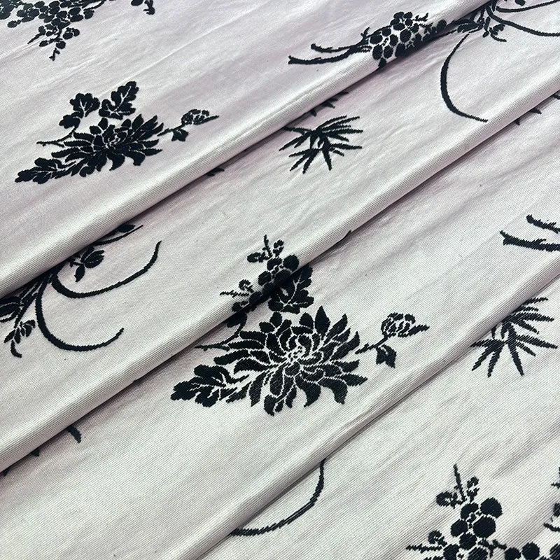 

Атласное платье из бархатной ткани Чжанчжоу с тиснением из шелка и чонсам