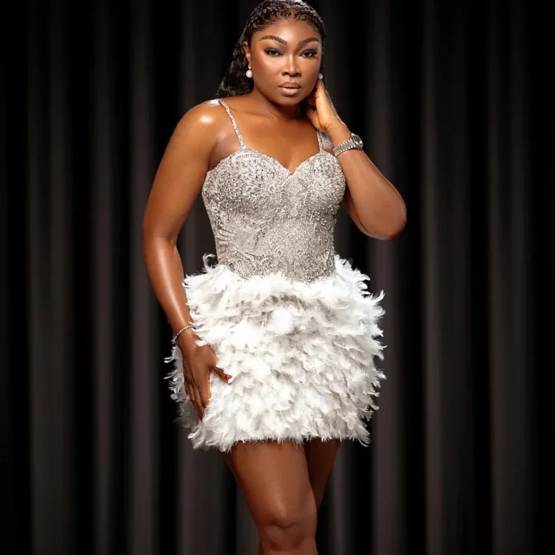 Minivestido de fiesta de sirena de lujo con plumas de encaje para volver a la escuela, vestido Sexy con cuello en V y hombros descubiertos, vestido de fiesta de cóctel personalizado