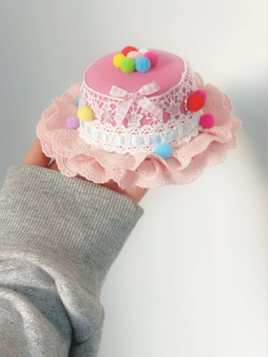 Mini sombrero rosa con pinza para el pelo con bola de encaje de dopamina para mujer, tocado para tomar fotos, decoración de fiesta de Lolita, horquilla para mujer y niña