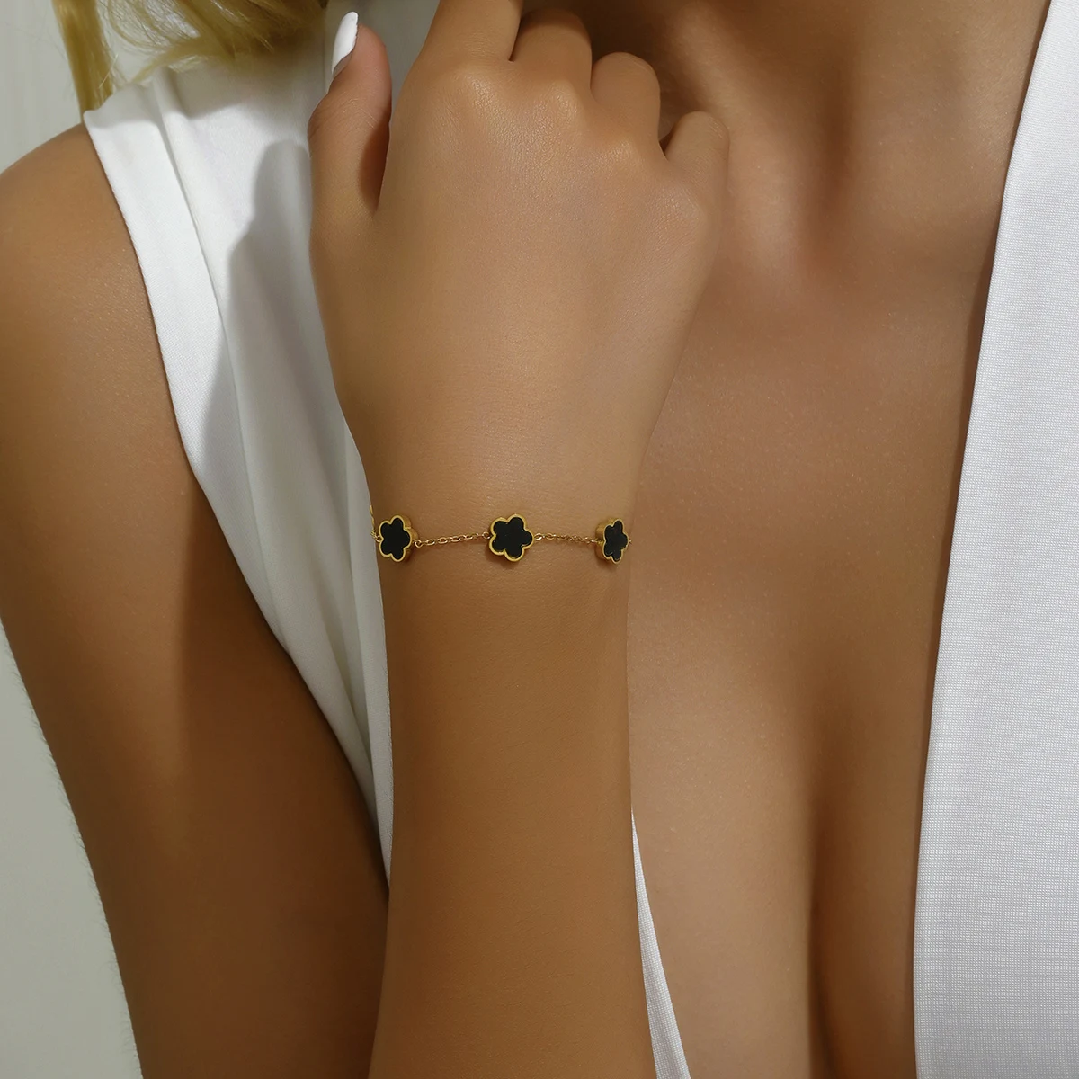 Female Niche Design, Black Five Petal Flower Bracelet，High-end Petal Bracelet, , Personalized, Simple And Versatile Accessory