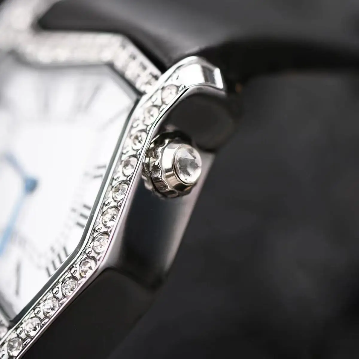 特殊な形のツイストスクエアクォーツ時計ヨーロッパとアメリカの男性用と女性用の時計、男性用と女性用の時計ギフト