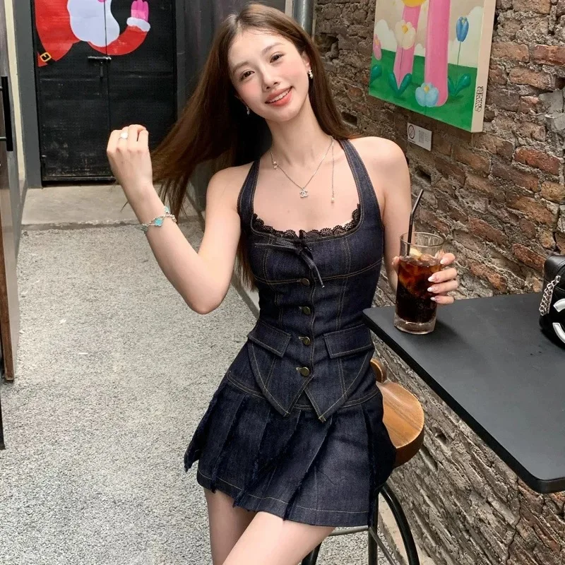 

Женский летний сексуальный костюм из двух предметов с джинсовой юбкой, женский кружевной лоскутный тонкий однобортный топ на бретелях + плиссированная мини-юбка