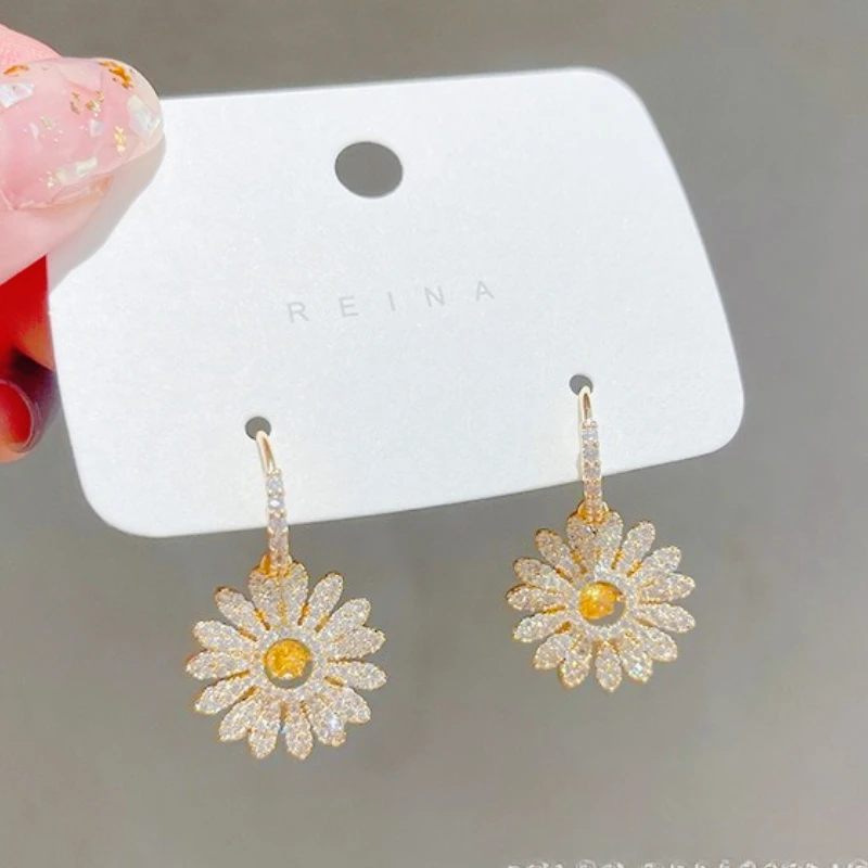 

Новые серьги раннего лета с микроинкрустацией цирконом и подсолнухом в виде ромашки, изысканные серьги для девочек-цветочниц с крючками для ушей