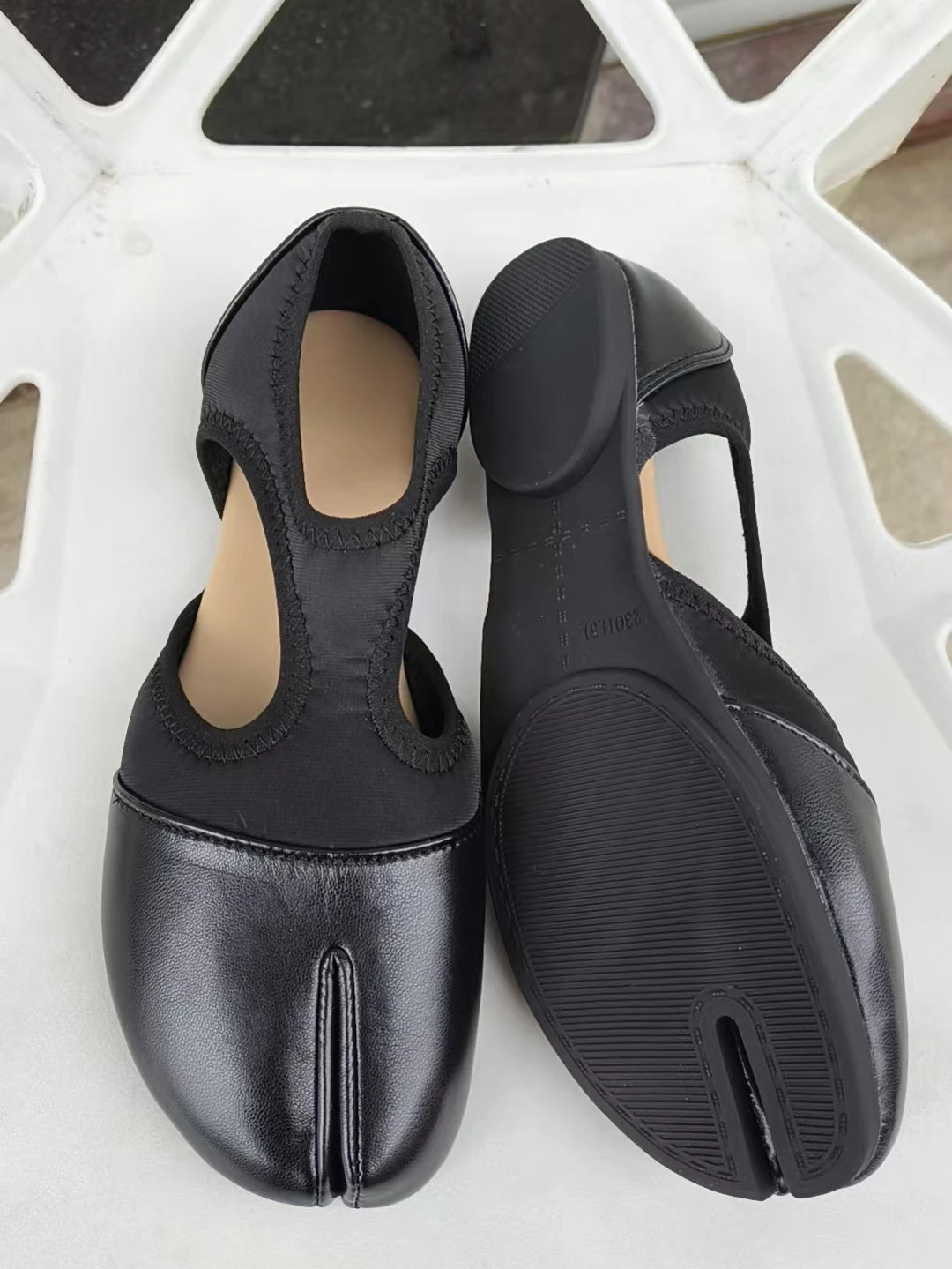 2026 Modische Damen-Markenschuhe Mary Janes Sommer Split-Toe Walking Sneakers Lässige Loafers Designer Schwarze Ballerinas Sandalen – Detail 7