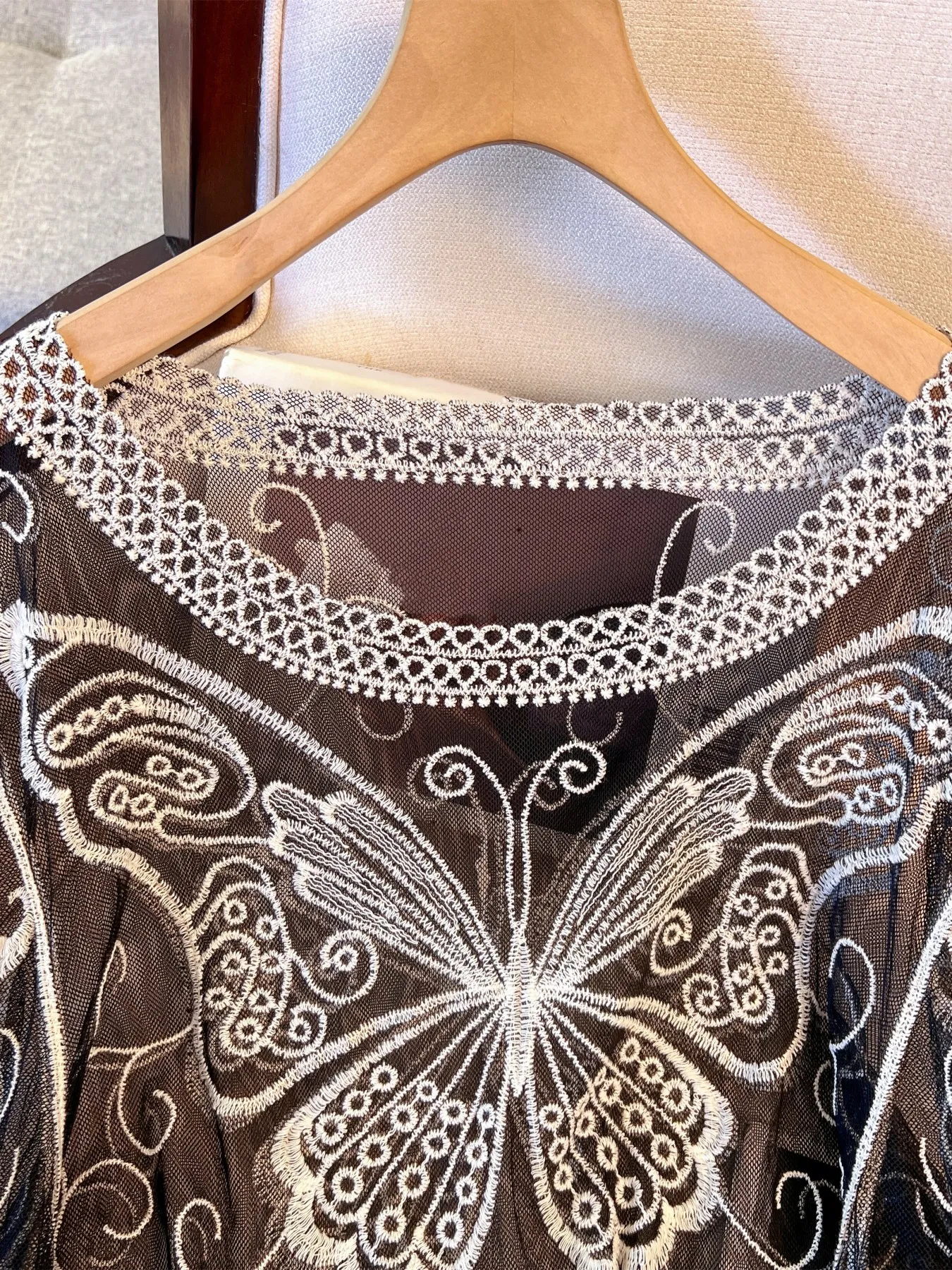 Couverture de plage d'été pour femmes avec maille, broderie de papillons, col rond évidé, haut court à manches longues, chemise de protection solaire