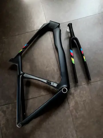 Y1RS Road Bike Carbon Frameset Disc Brake Aero Shaping Internal Cable Routing Lightweight Bicycle Frame Fit For Racing Cycling