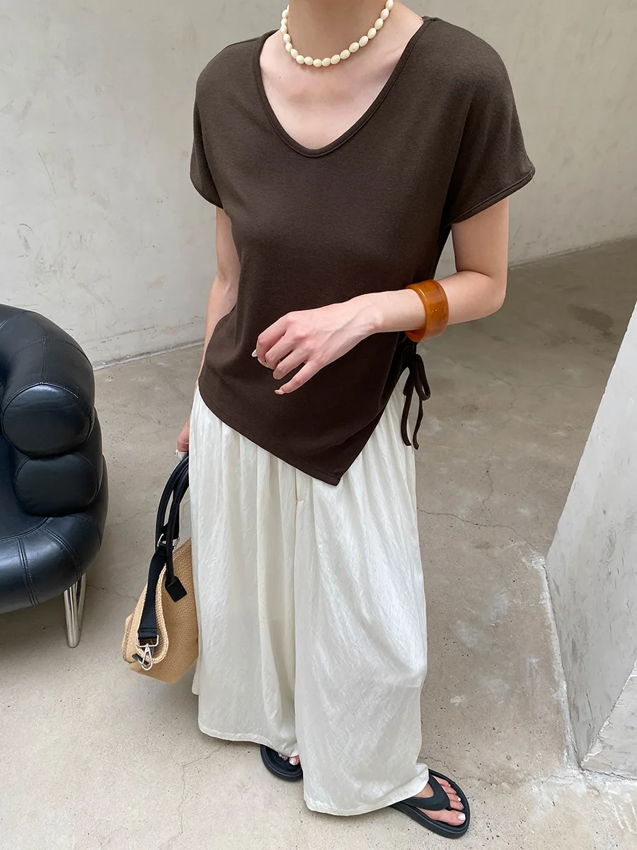 Sommerliches Damen-T-Shirt in unregelmäßiger Farbe mit unregelmäßigem Saum, Kordelzug, V-Ausschnitt und schlankmachendem Effekt, kurzärmelig. – Detail 22